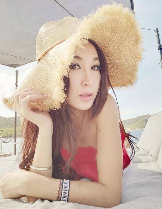 比基尼|53岁温碧霞穿比基尼，富豪老公被嘲黑又老，港风女神为显年轻太拼