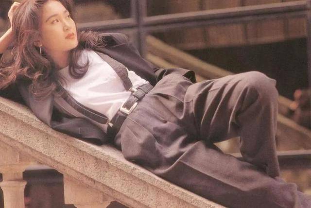 比基尼|53岁温碧霞穿比基尼，富豪老公被嘲黑又老，港风女神为显年轻太拼