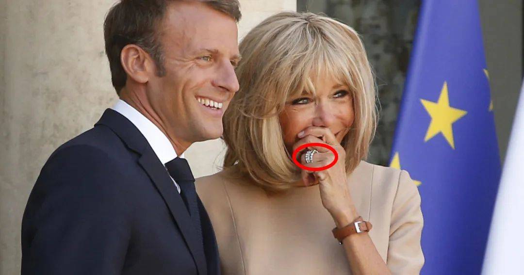 包秀大|67岁布里吉特放飞自我，拿名包秀大钻戒，没了教师身份更加洒脱！