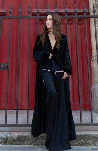 比基尼|53岁温碧霞穿比基尼，富豪老公被嘲黑又老，港风女神为显年轻太拼