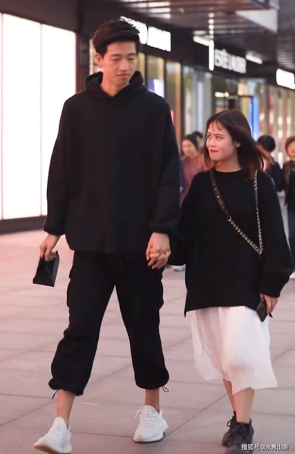原创身高差35cm的情侣街拍:女生腿只有男生一半长,这才是爱情!