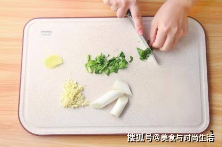 五花肉|切一切，浇汁就上桌，酸辣爽滑，鲜香不腻夏天吃肉很简单