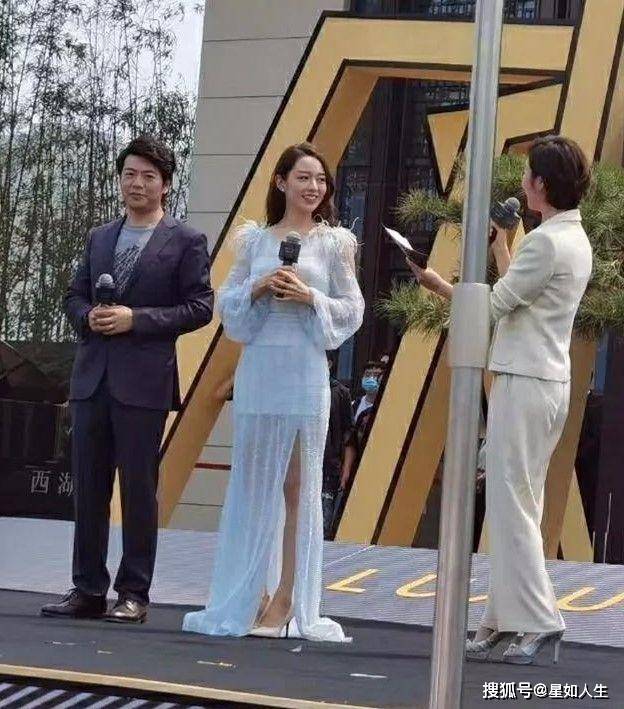 偶遇郎朗老婆独自拍广告，吉娜秒变表情引热议