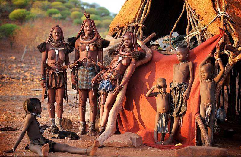 原创非洲辛巴族,女子衣裳裹红泥在身上,男子可用三头牛换一个老婆