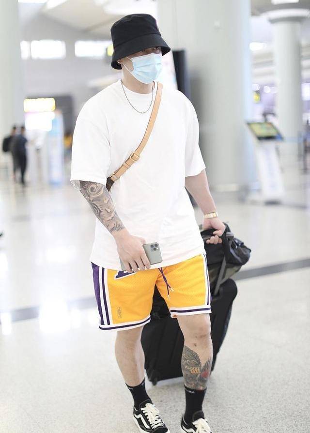 机场|原创蒋劲夫近照曝光，独自现身机场，戴耳钉项链穿扮嘻哈，纹身抢镜