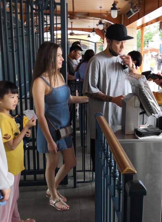 机场|原创蒋劲夫近照曝光，独自现身机场，戴耳钉项链穿扮嘻哈，纹身抢镜