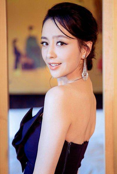 全班|佟丽娅称自己“全班最丑”，本以为是谦虚，看合照：什么神仙班级