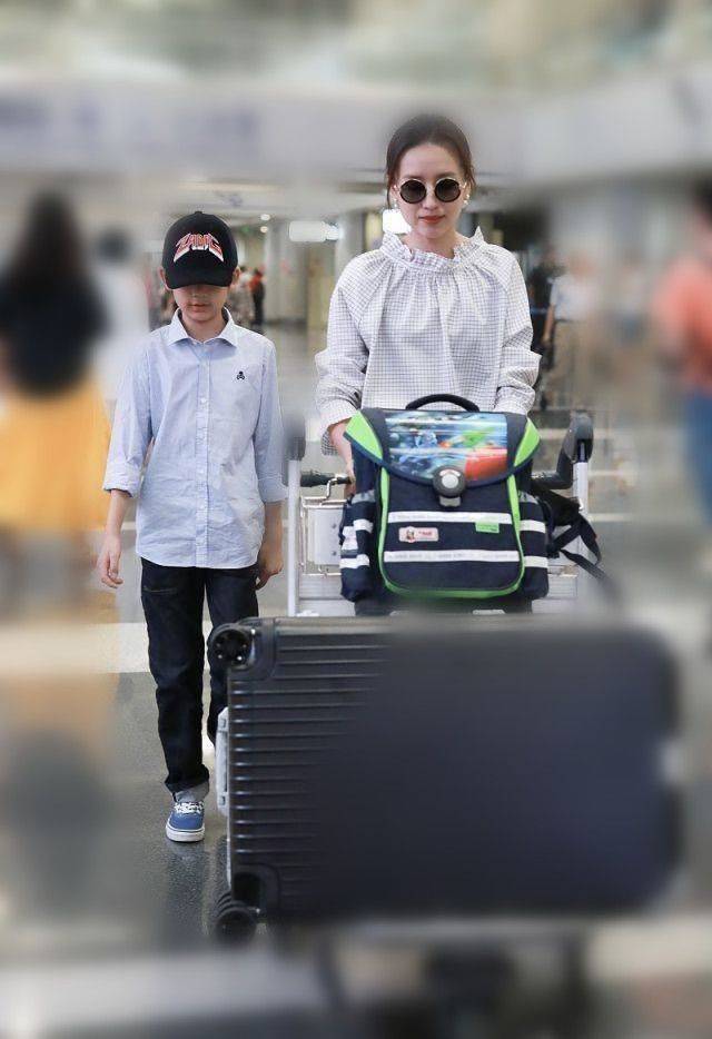 气质|董洁认真打扮起来还是好看，法令纹虽然掩盖不住，但气质赢回来了