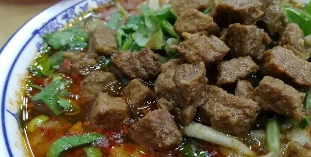 原创西安的传统大块牛肉面,里边的牛肉怎么做?诀窍就在这里