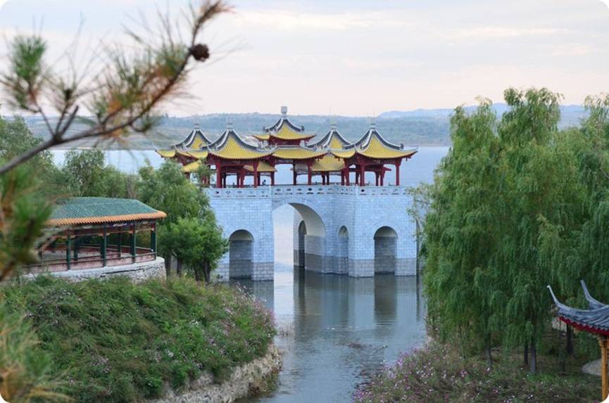景区位于河北省邢台市临城县西竖村西南,坐落于泜河之畔,原名三岐水库