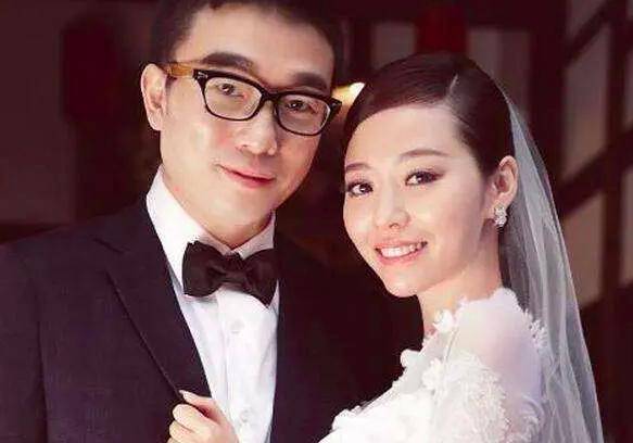原创张靓颖与男友同框,脸贴脸搂脖亲密十足,男方曾是女方婚礼的伴郎