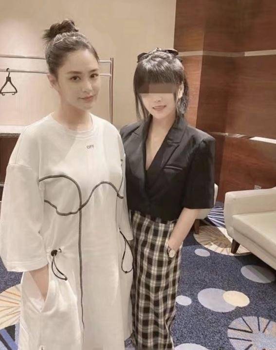 路人|钟欣潼离婚后和路人合影曝光，身材发福比路人还胖，放飞自我了