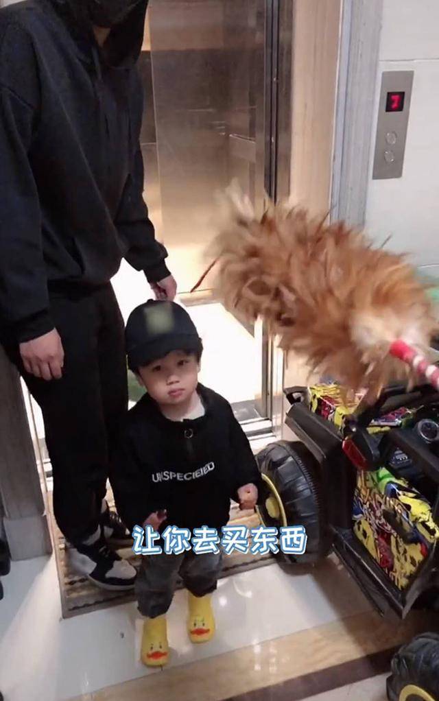 爸爸带儿子去买菜，1小时还未回家，妈妈在楼上张望发现两人时不淡定了