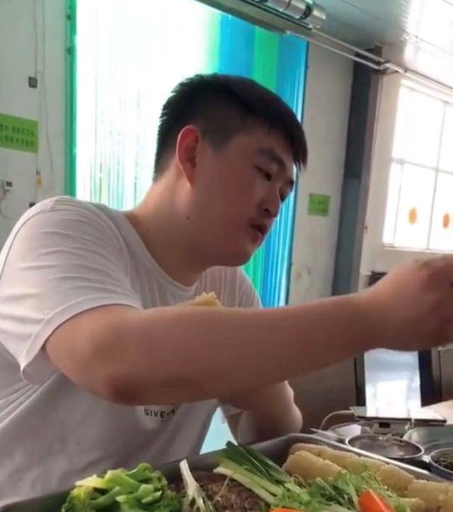 吃饭视频真实版 8f374539833e41c1b8e0428feff5ebad.jpeg