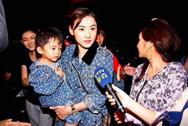 原创谢振轩童年是焦点，和张柏芝穿亲子装被围观，大S甘当陪衬