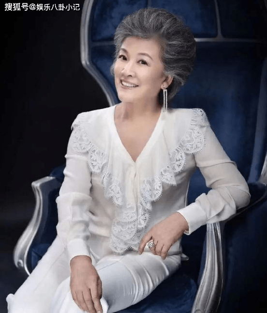 原创国家一级演员，曾为了事业致终生未育，61岁做奶奶的年纪当了妈妈