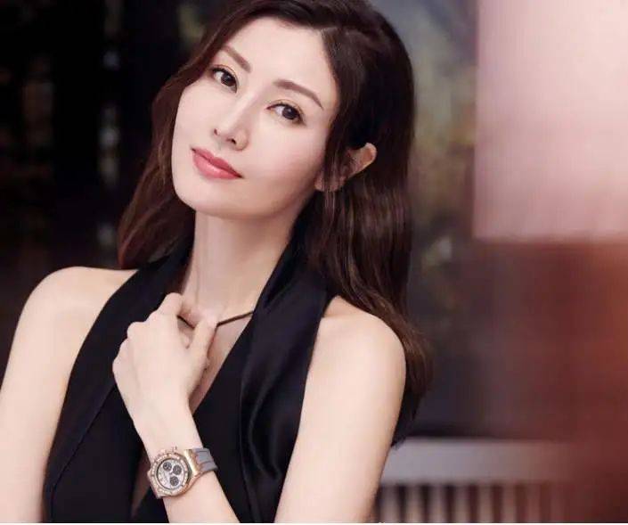 双腿|学会这套瑜伽体式，提升气质改善气色，40岁也能拥有20岁的脸