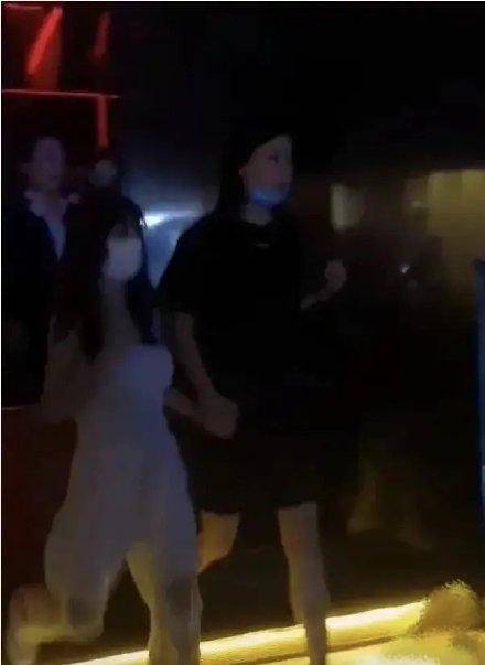 白天|李小璐单身生活太精彩：白天工作晚上跳舞，偶尔打扮性感酒吧狂嗨