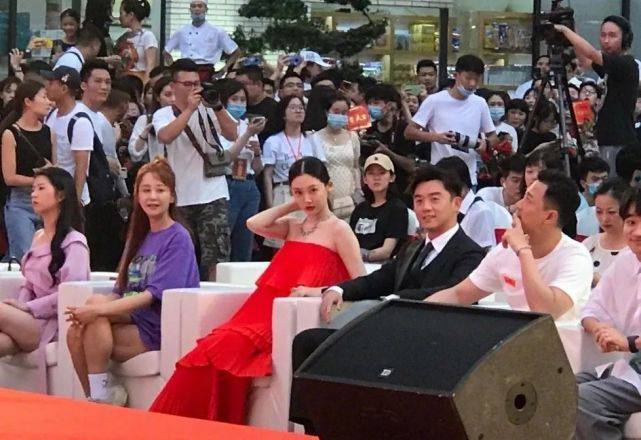 郑恺苗|郑恺苗苗婚后合体现身,老婆穿抹胸裙配珠宝像贵妇,挺孕肚也惊艳