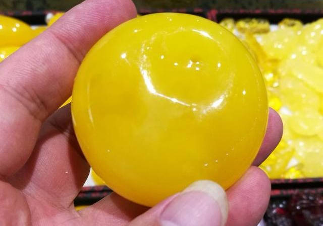 新蜡出品率非常低的暴力鸡油黄蜜蜡,为什么市场里那么
