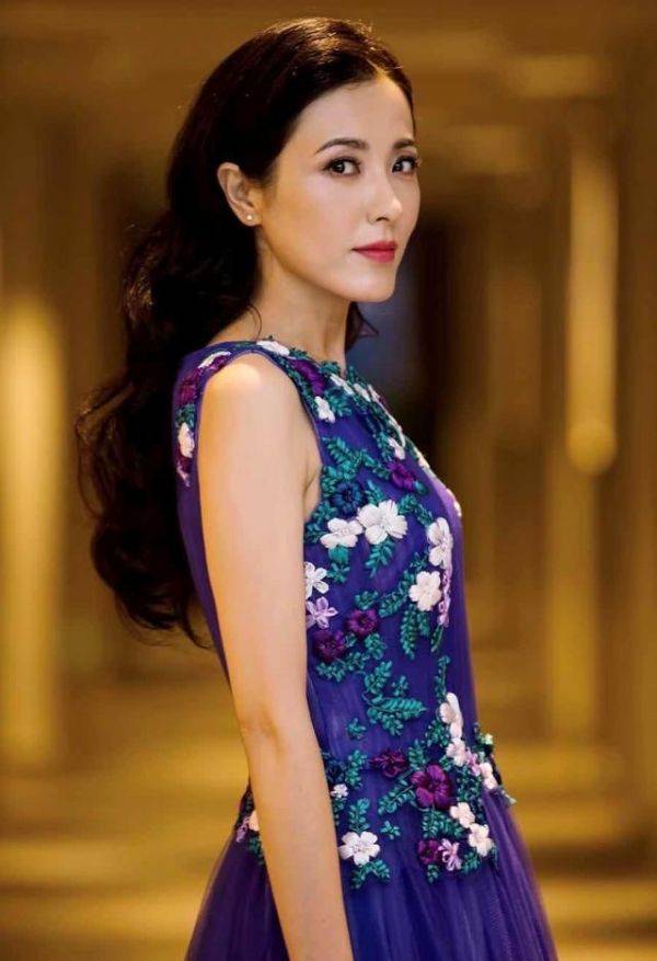 紫色|曾黎真是“氧气美女”，穿紫色连衣裙高贵优雅，一般人hold不住