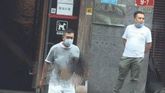 脑门|50岁张嘉译头发花白走路佝偻，女儿皮肤黝黑脑门宽大，不像父母