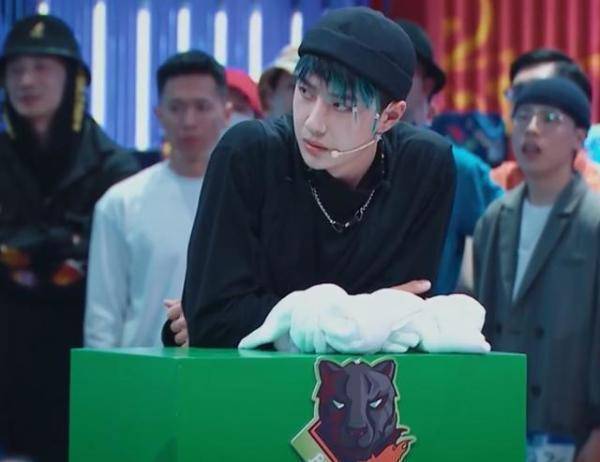 选手|原创叫停copy选手，不迎合的王一博的穿搭也同样有态度！