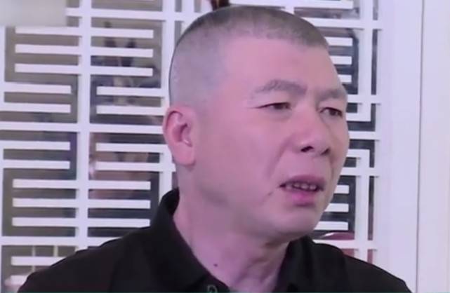 62岁冯小刚病情加重？与徐帆现身街头脸色苍白状