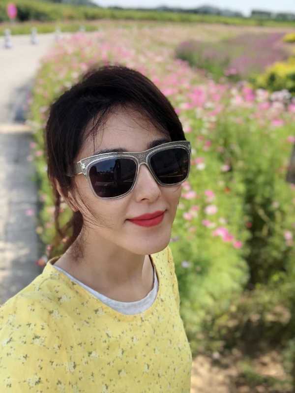 紫色|曾黎真是“氧气美女”，穿紫色连衣裙高贵优雅，一般人hold不住