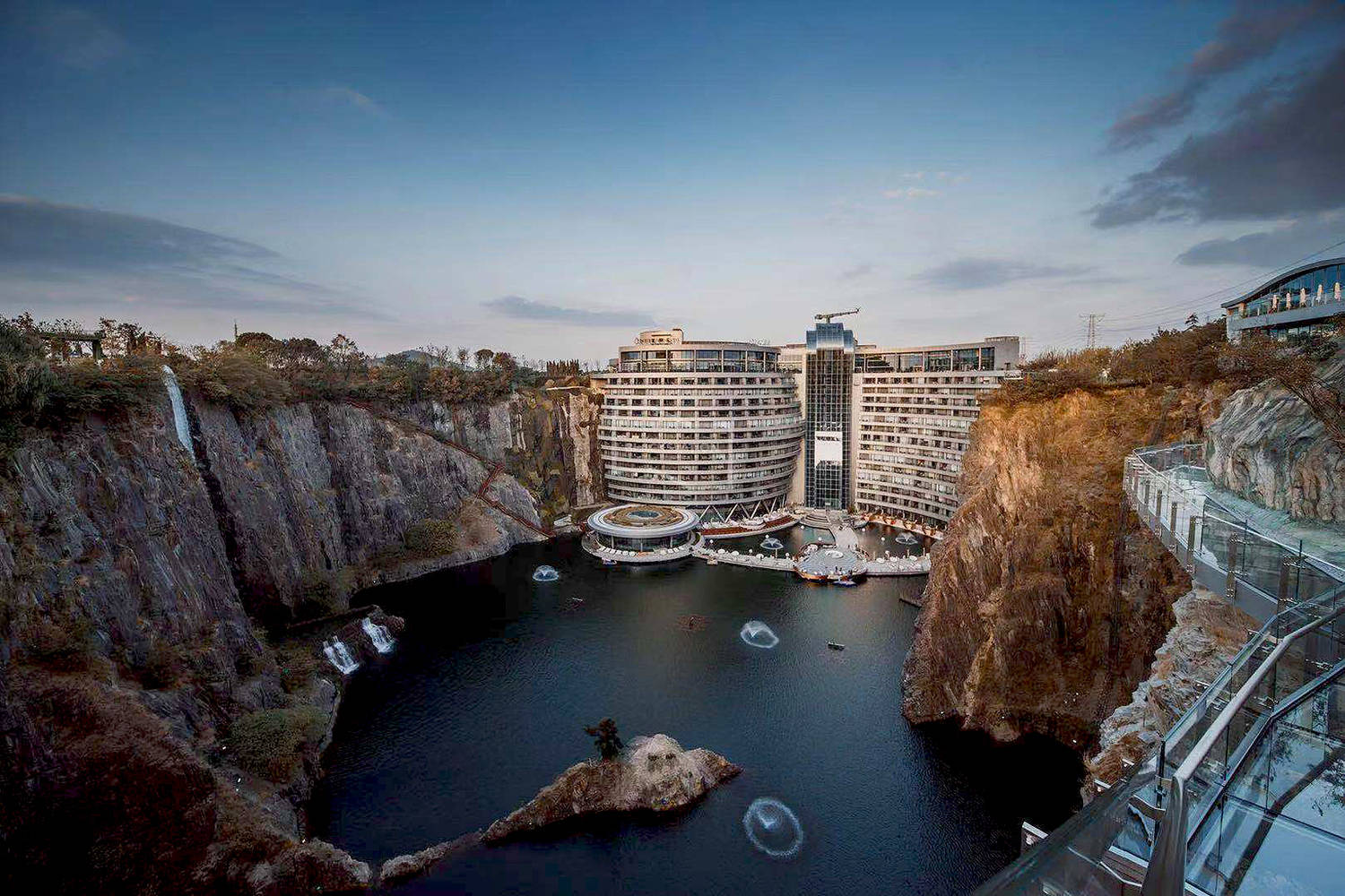 国内最奇葩的酒店,建在废弃的深坑之中,海拔低至负90米