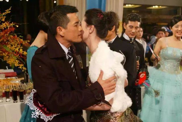 前妻|原创64岁男星年轻像40！但诋毁前妻跪舔富婆现任的骚操作，太渣了！