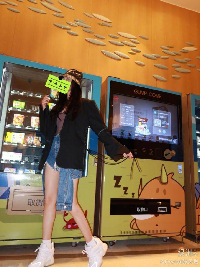 张天|张天爱大赞黄明昊品牌的外套，一转身露出设计师的小心机