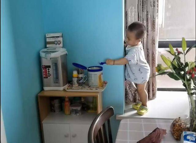 家中奶粉无故减少，妈妈对宝宝“暗中观察”后发现真相，网友笑翻