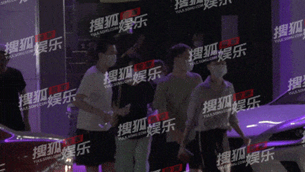 50岁王菲被小狼狗一把搂住,与谢霆锋的世纪复合再次告终?