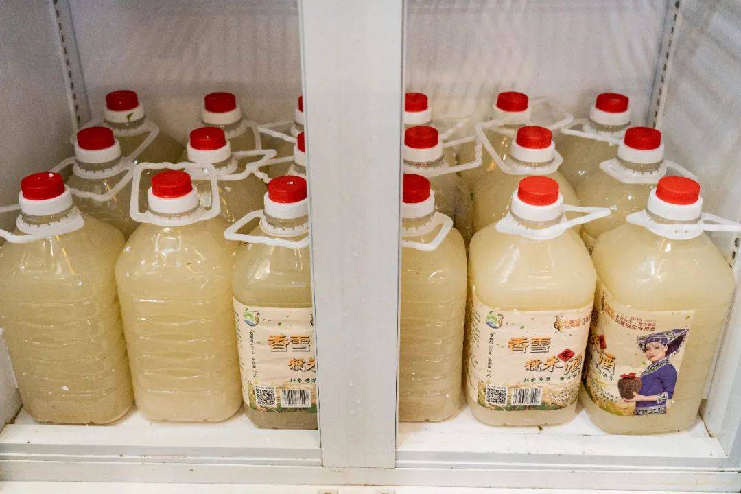 昆明|路边卖烧烤，好吃到车辆水泄不通昆明43斤村花找不到对象