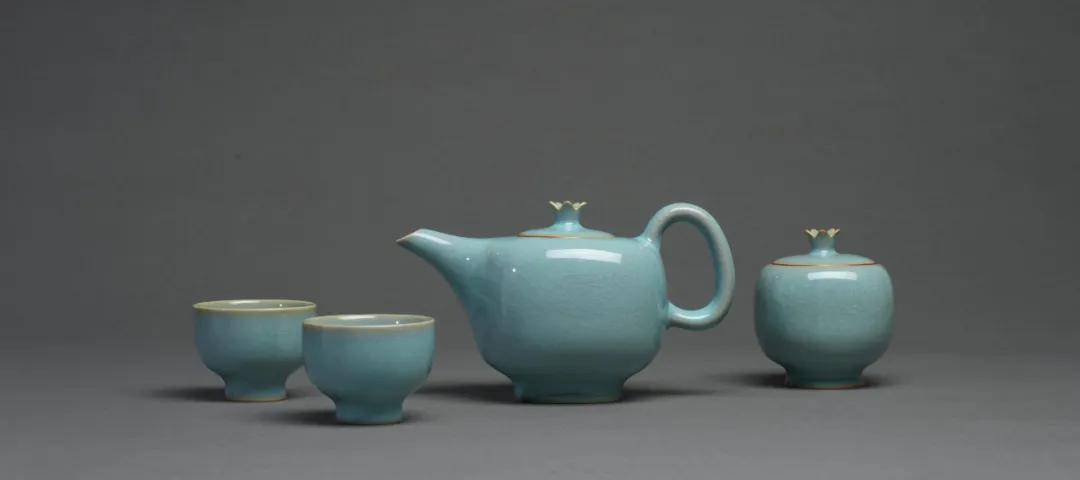 这套""锦年石榴"汝瓷茶具套装于古典禅意与现代生活中寻找平衡,茶壶