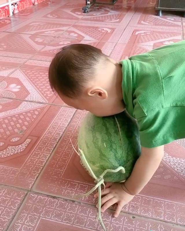 馋嘴宝宝啃带皮西瓜，“咔嚓”一声西瓜裂开，宝宝惊喜模样萌翻了
