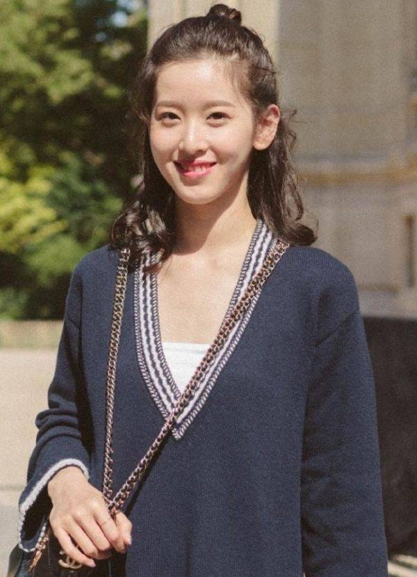 低调|“京东夫人”不再低调？章泽天穿“露脐装”秀身材，嫁给爱情越来越美