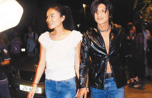 50岁王菲被小狼狗一把搂住,与谢霆锋的世纪复合再次告终?