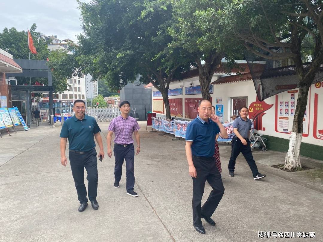 蒋世界局长到绵阳开元中学指导招生工作
