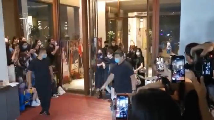 火箭少女成员围人墙护Yamy 反被网友批太尴尬！