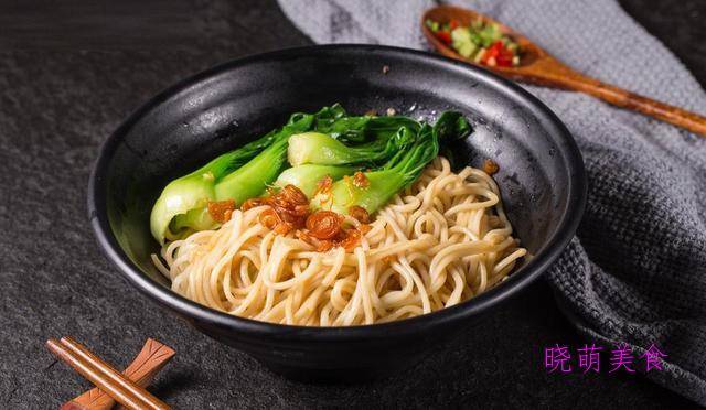 葱油面酸汤水饺鸡蛋炒面酸辣小面猪油拌面的家常做法