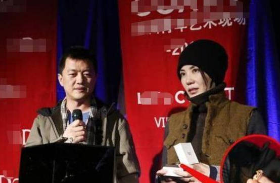 50岁王菲被小狼狗一把搂住,与谢霆锋的世纪复合再次告终?