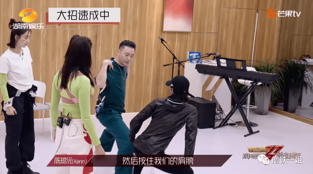 万茜刚|前几天万茜刚骨折，今天张雨绮就差点被泥石流击中！这节目组是有毒吗？！