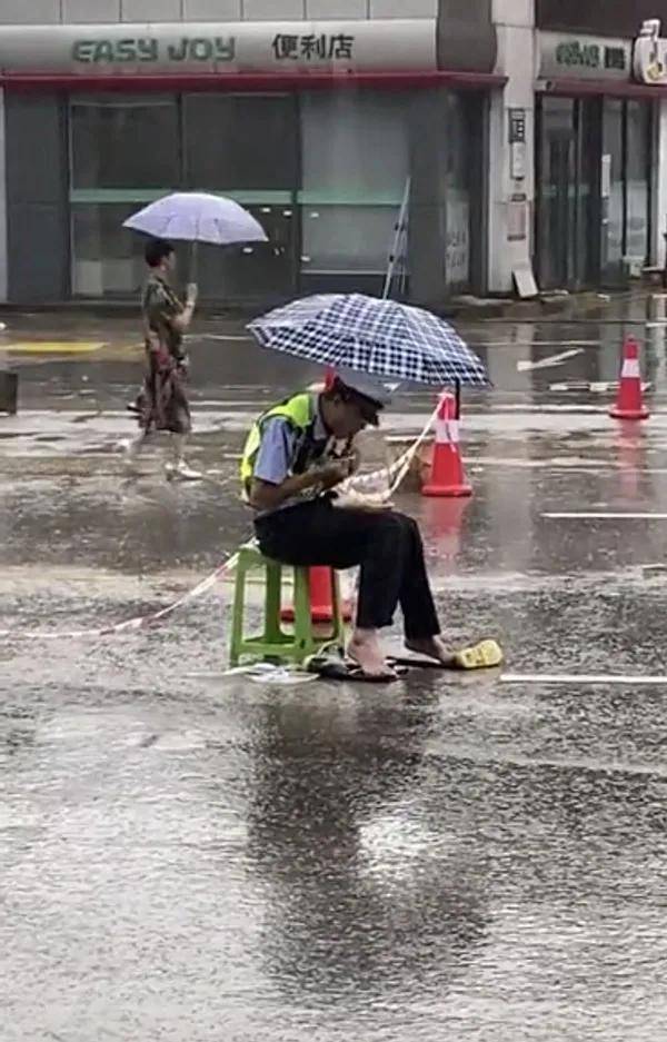 “95后交警雨中光脚扒饭”走红
