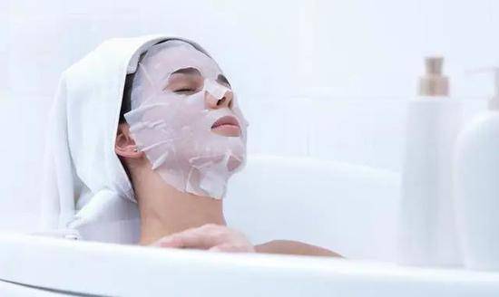 皮肤|同在夏日美黑店打工王一博都黑了 乔欣是在偷懒吗