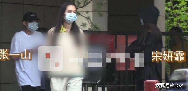 张一山|原创张一山恋情曝光了？巩俐与71岁外籍老公现身？张嘉译满头白发？
