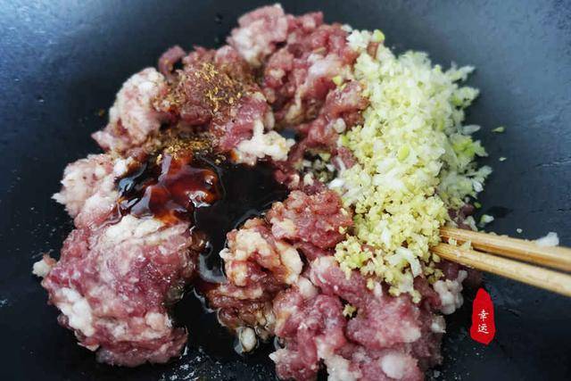 黑木耳|皮薄馅大馅抱团,黑木耳脆爽让口感更佳色泽金黄的菜窝窝出锅了