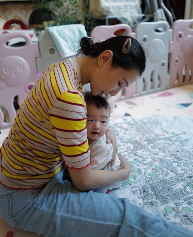 原创何雯娜深夜因《三十而已》台词流泪，怀抱女儿满脸温柔，母爱爆棚
