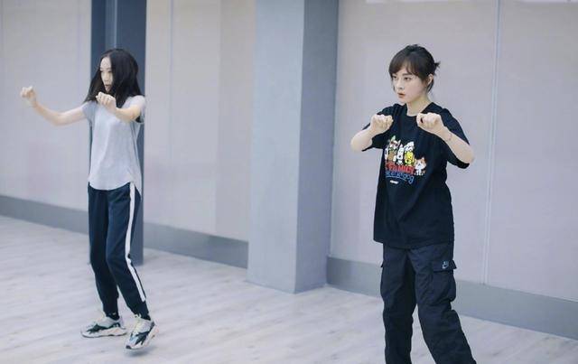 脸色|原创孙俪带妹妹跳舞，看不出20岁年龄差，孙艳脸色惨白被侃五行缺韵律